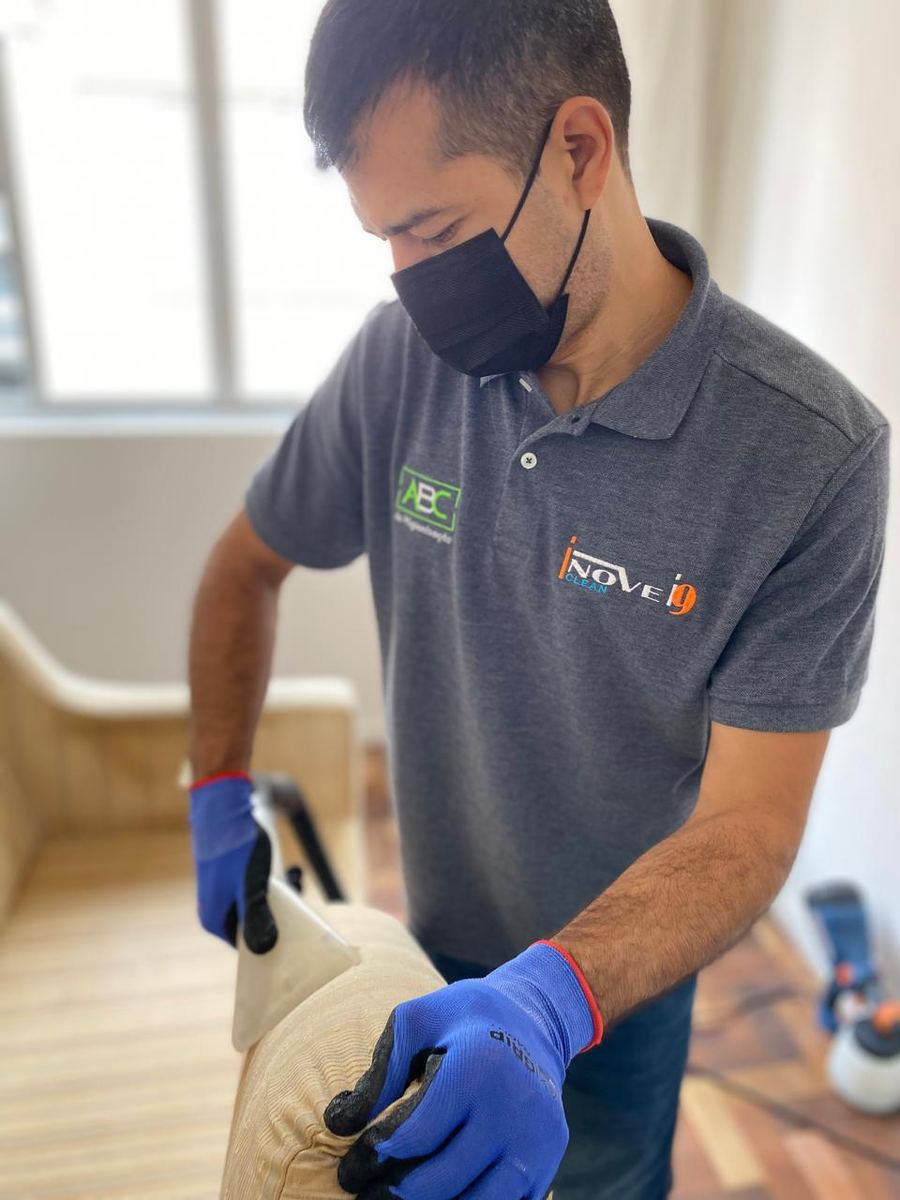 Técnico da Inove Clean aplicando produto de limpeza em estofado