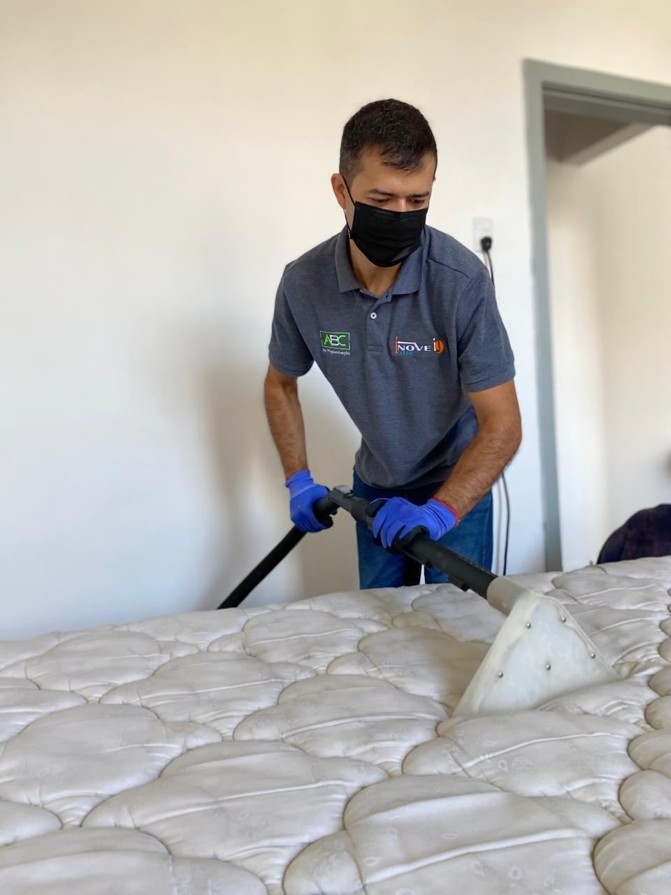 Técnico da Inove Clean higienizando um colchão