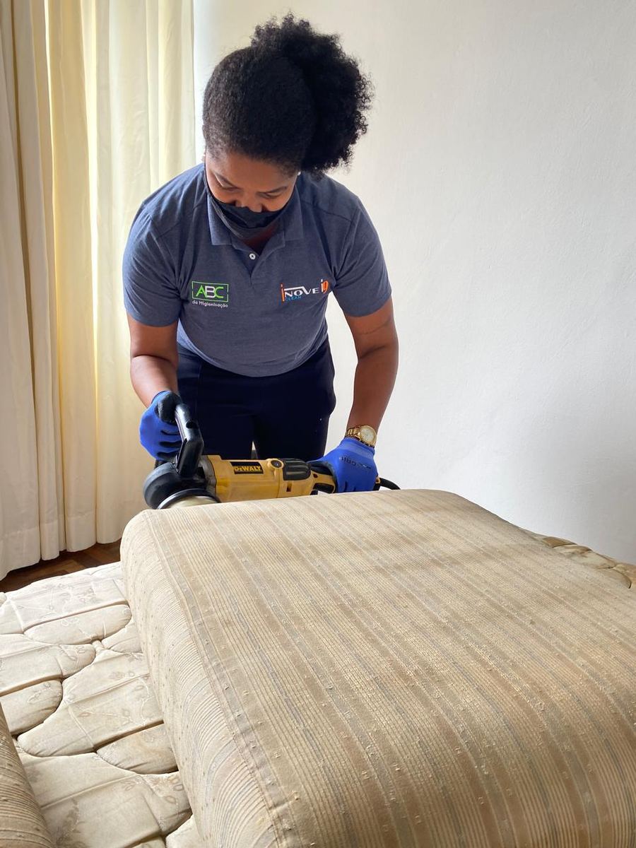 Técnica da Inove Clean higienizando estofado com equipamento profissional